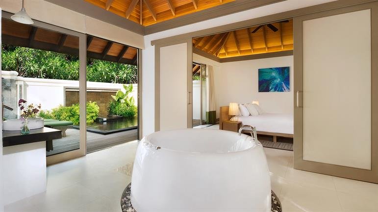ja manafaru one bedroom beach suite bathtub